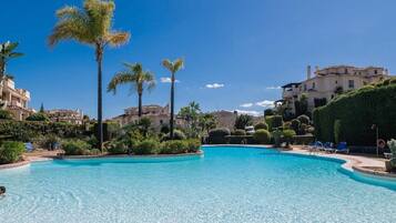 Innendørsbasseng og et oppvarmet basseng