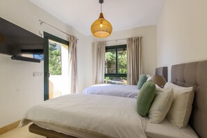 3 slaapkamers, een strijkplank/strijkijzer, gratis wifi, beddengoed