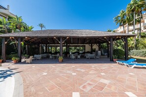 Outdoor dining - Apartment '2-bed  In Capanes Del Golf' with Mountain View, Wi-Fi and Air Conditioning (Benahavis)