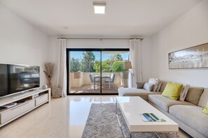 TV - Apartment '2-bed  In Capanes Del Golf' with Mountain View, Wi-Fi and Air Conditioning (Benahavis)