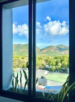 Habitación familiar, vistas a la montaña | Escritorio, sistema de insonorización, wifi gratis y ropa de cama