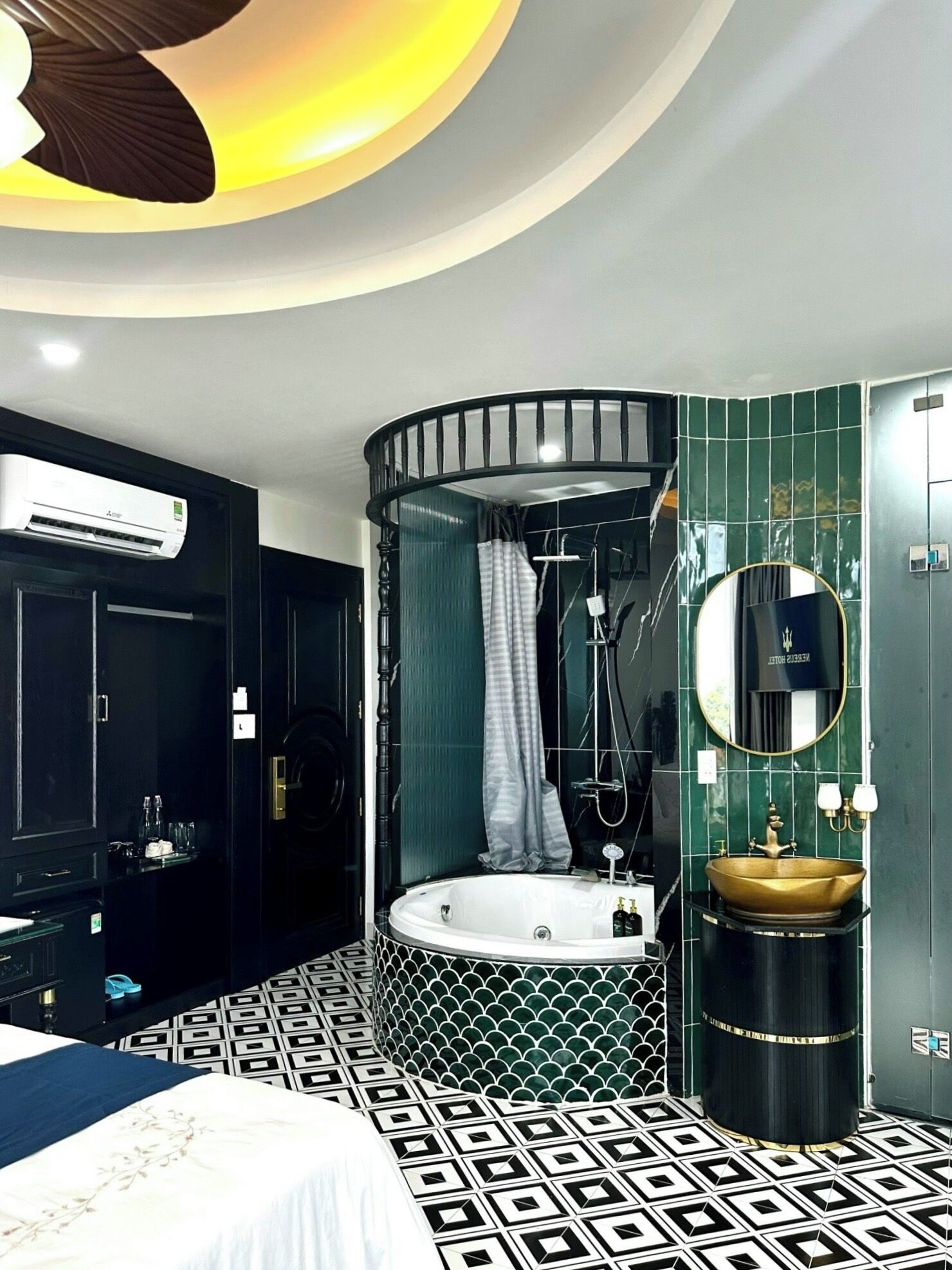 Un baño moderno con ducha curva, bañera independiente y espejo redondo.