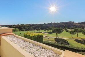 Property grounds - Apartment 'Modern 2-bed Apt Capanes Del Golf' with Mountain View and Air Conditioning (Benahavis)