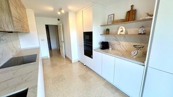 Een koelkast, een microgolfoven, een oven, een kookplaat