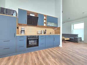 Geladeira, micro-ondas, fogão, cooktop