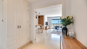 Un intérieur moderne comprenant un coin repas, un salon et une vue sur l’extérieur.