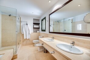 Douche, sèche-cheveux, serviettes fournies