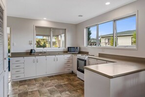 Kjøleskap, mikrobølgeovn, ovn og kokeplater