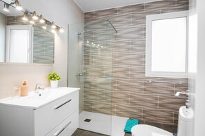 Douche, sèche-cheveux, serviettes fournies