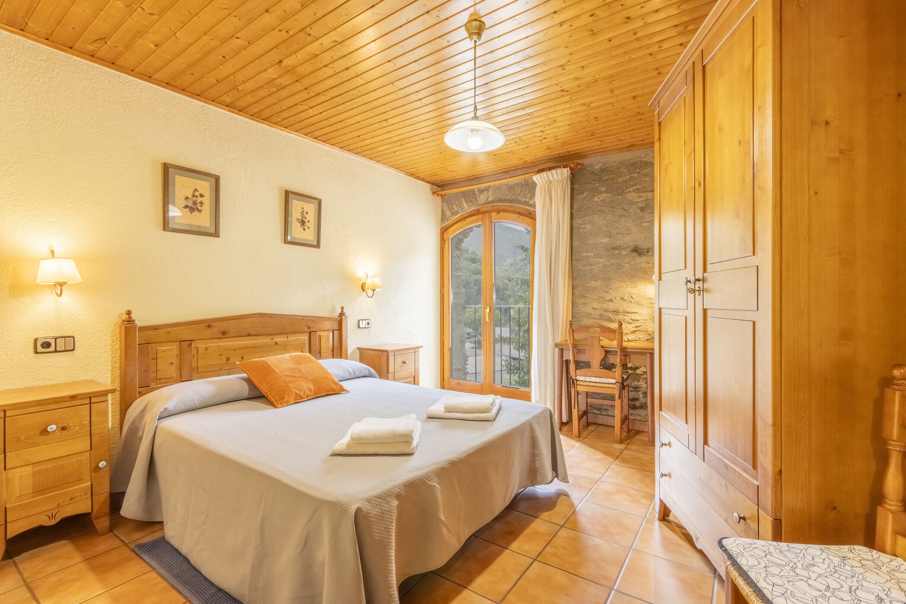 5 habitaciones, tabla de planchar con plancha y wifi gratis 