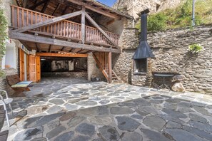 Terrace/patio - Farmhouse 'El Raco De Cal Maró' with Mountain View, Private Terrace and Wi-Fi (Castellbò)