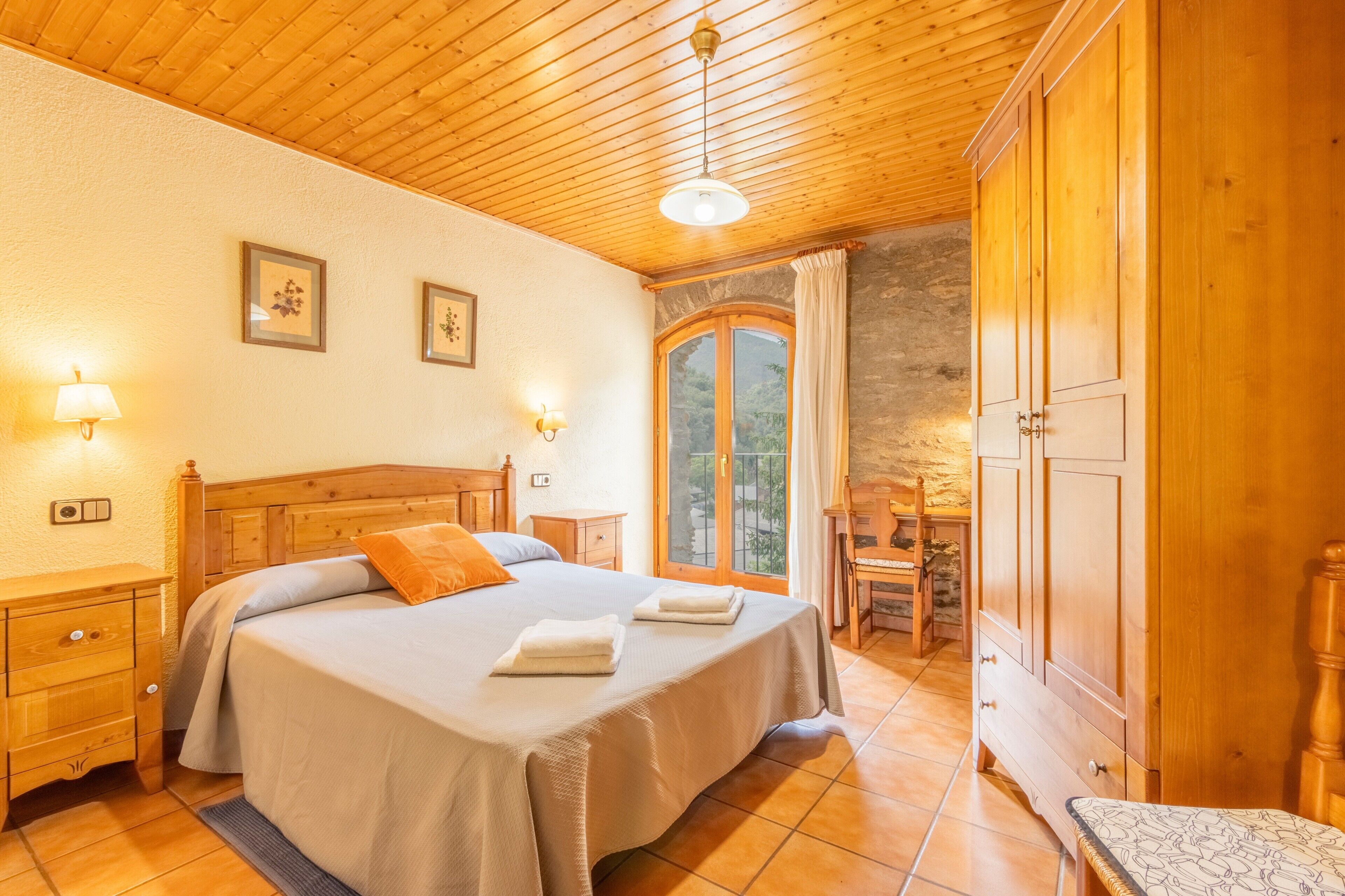 5 bedrooms, iron/ironing board, free WiFi, bed sheets