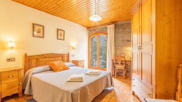 5 bedrooms, iron/ironing board, free WiFi, bed sheets