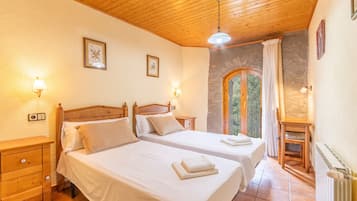 5 bedrooms, iron/ironing board, free WiFi, bed sheets