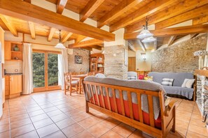 Télévision, cheminée, lecteur de DVD, table de tennis de table