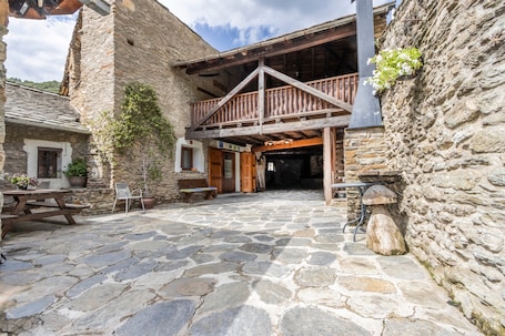 Outdoor dining. Farmhouse 'El Raco De Cal Maró' with Mountain View, Private Terrace and Wi-Fi