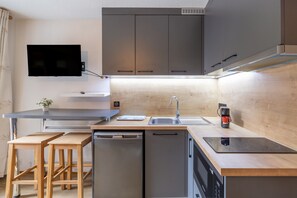 Frigorifero, microonde, piano cottura, macchina per tè/caffè