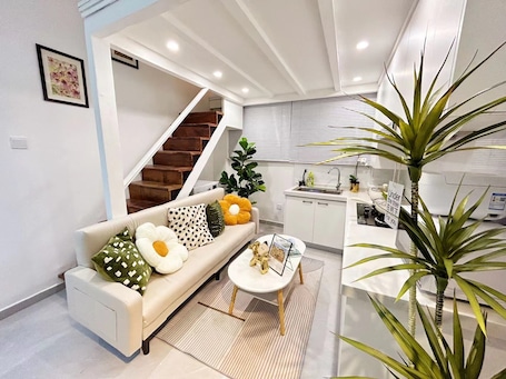 1 habitación, cubrecamas, escritorio y espacio para trabajar con laptop