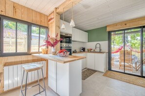 Frigorifero, microonde, forno, piano cottura