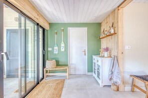 Interior - Holiday Home 'De Charme Au Bord Du Lac' with Private Terrace, Garden and Wi-Fi (Hourtin)