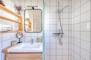 Dusche, Haartrockner, Handtücher