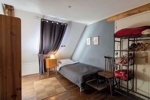 2 عدّة غرف نوم وواي فاي مجانًا وملاءات أسرّة