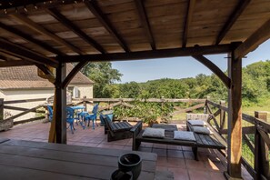 تناول الطعام بالخارج