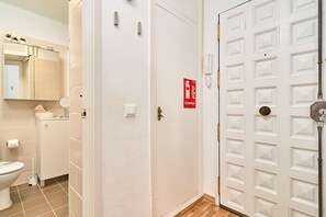 Douche, sèche-cheveux, serviettes fournies