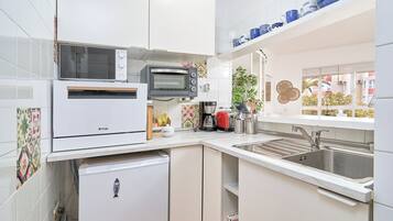 Fridge, microwave, oven, dishwasher