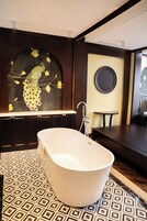 Suite, vistas al lago | Baño | Zapatillas