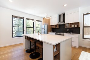 Horno, parrilla de estufa, lavavajillas y tostadora 