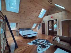 2 bedrooms, free WiFi, bed sheets - 1851 Church turned residence - Unique experience- New England charm (Bolton)