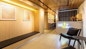 A modern interior with wooden walls, a bench, a neon sign, and a bar area. - Jardim Paulista Studio Completo (Jardim Paulista São Paulo)