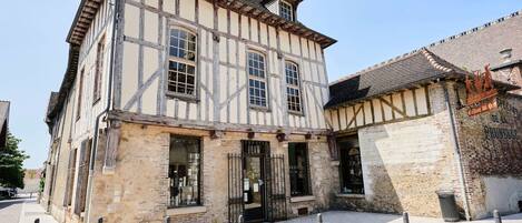 المنشأة من الخارج