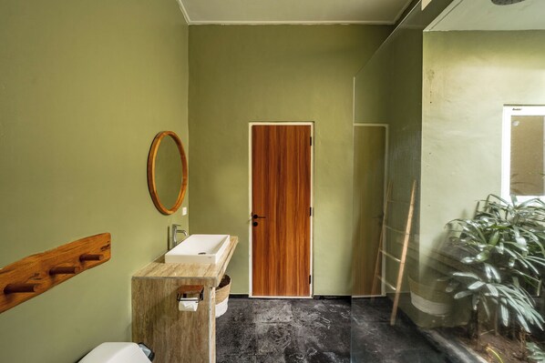Villa tradicional, patio, vista a la alberca | Baño | Regadera, regadera tipo lluvia, amenidades de baño gratuitas, toallas