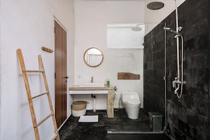 Villa traditionnelle, patio, vue sur la piscine | Salle de bain | Douche, douche cascade, articles de toilette (gratuits)