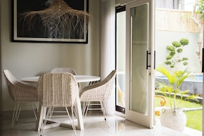 Villa traditionnelle, patio, vue sur la piscine | Salle Ă manger