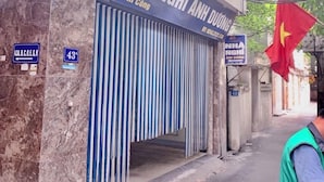 Un commerce dont la devanture est fermée, avec une enseigne indiquant qu’il s’agit d’un atelier de réparation de motos.