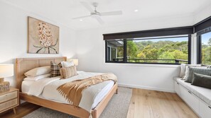 4 bedrooms, iron/ironing board, WiFi, bed sheets - Bella Vita - Stylish 4-bedroom holiday home in Lorne (Lorne)