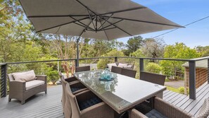 Outdoor dining - Bella Vita - Stylish 4-bedroom holiday home in Lorne (Lorne)
