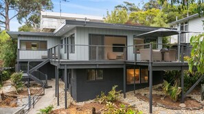 Exterior - Bella Vita - Stylish 4-bedroom holiday home in Lorne (Lorne)