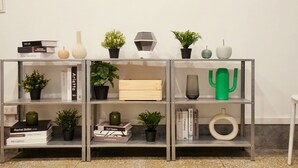 Una estantería con diversos objetos decorativos y libros.