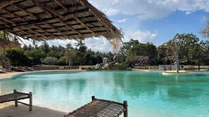Una piscina al aire libre