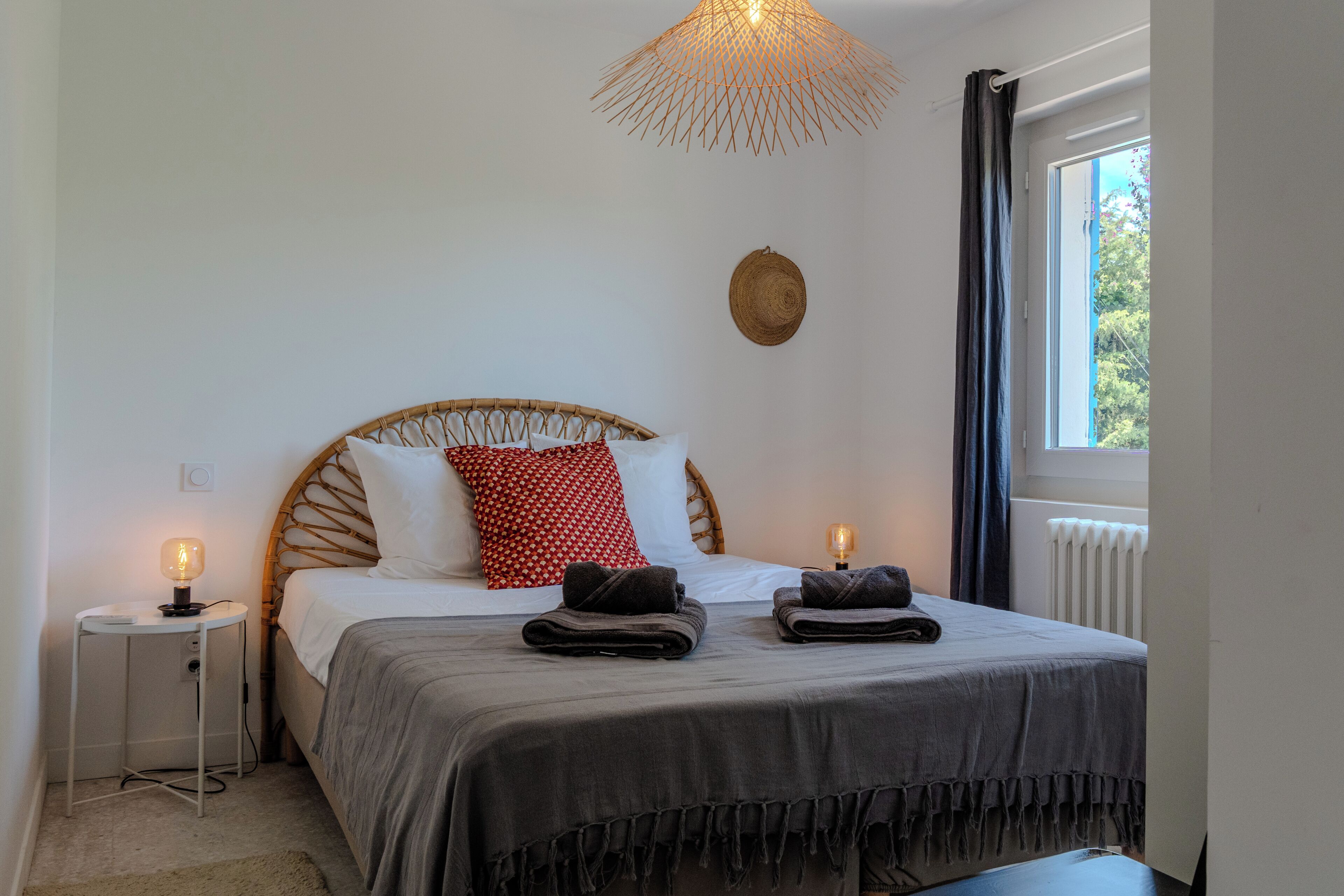5 chambres, fer et planche à repasser, Wi-Fi, draps fournis