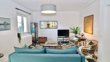 Télévision, table de tennis de table, livres