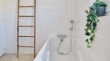 Douche, sĂšche-cheveux, serviettes fournies, savon