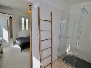 5 habitaciones, tabla de planchar con plancha, wifi y ropa de cama 