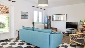 Fernseher, Tischtennisplatte, Bücher