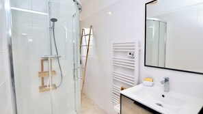 Douche, sĂšche-cheveux, serviettes fournies, savon