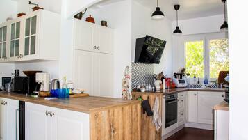 Een koelkast, een microgolfoven, een oven, een kookplaat